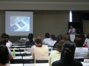 講師が講演をしている写真です