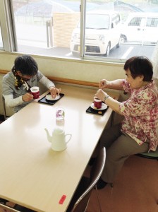 向かい合ってコーヒーを飲んでいる利用者さんたち