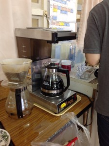 コーヒーメーカーにコーヒーを抽出しています。