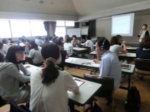 ヘッドホンをつけて会話をし、疑似難聴体験をしている写真です