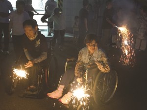 花火を楽しんでいる利用者さんたち