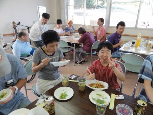 美味しい料理を笑顔で食べている利用者さん