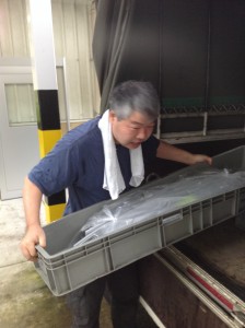 トラックから荷下ろしをしている利用者さん