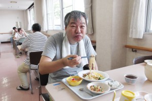 冷やし中華を食べている利用者さん