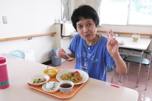 焼きそばを食べている利用者さん
