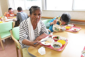 美味しそうに食べている利用者さん