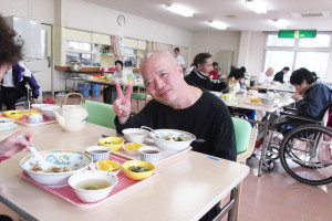 中華丼を笑顔で食べている利用者さんの写真