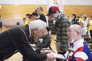 仙波理事長より記念品を笑顔で受け取る利用者さん