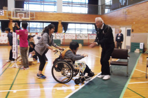 仙波理事長と利用者がハイタッチしている写真