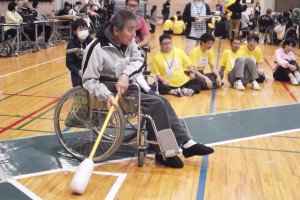 野球盤でバッターボックスに立っている利用者さん