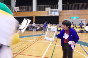 借り物競争でみきゃんに判定してもらっている写真