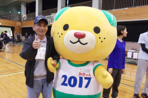 みきゃんと一緒に写真撮影