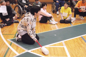 野球盤で自分が打ったボールの行方を見ている利用者さん