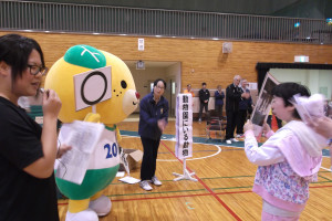 借り物競争でみきゃんに判定してもらっている写真