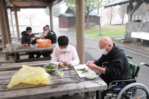 野菜の準備をする利用者さん