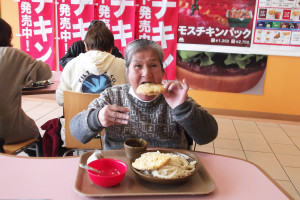 エミフル松前で外出支援を楽しむ利用者さん