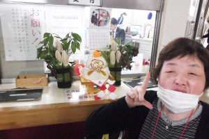 正月飾りの前で記念撮影