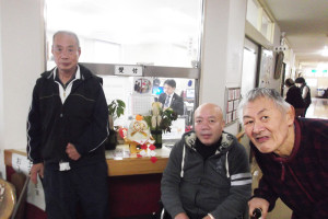 正月飾りの前で記念撮影