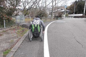 新しく引いていただいた外側線を使って買い物に行く利用者さん