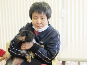 犬との触れ合いを楽しむ利用者さん