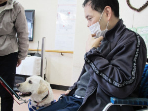 犬を眺めている利用者さん