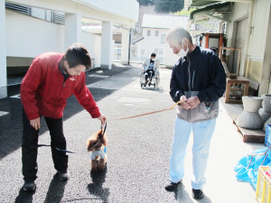 犬と一緒に園内を散歩する利用者さん