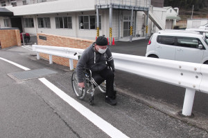 新しく引いていただいた外側線を使って買い物に行く利用者さん