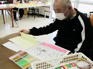 ビーズアートをする利用者さん