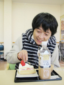 ショートケーキを嬉しそうに食べる利用者さん