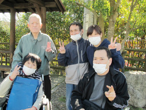 買物に出かけた先でみんなで記念撮影
