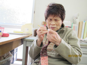編み物に没頭している利用者さん