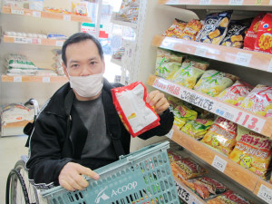 買物をしている利用者さん