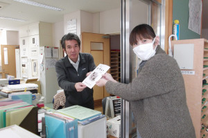 伊台公民館へ文集を納品している写真