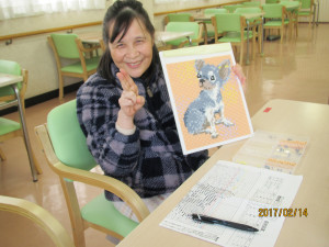 ビーズアートをする利用者さん