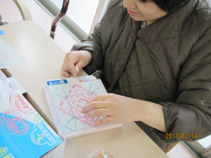 輪ゴムリハビリに取り組む利用者さん