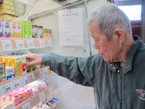 買物をしている利用者さん