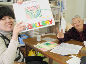 笑顔で写真撮影をする利用者さん