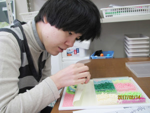ビーズアートをする利用者さん