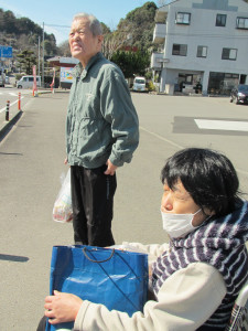 買物を終えて帰り道に、お天気の良さにまぶしがる利用者さん