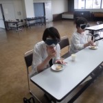 アイマスクを着用しての飲食体験写真