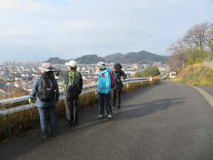 垣生山を臨む